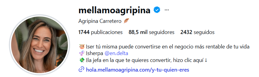 bio instagram @mellamoagripina. ejemplo de identidad verbal para marcas personales